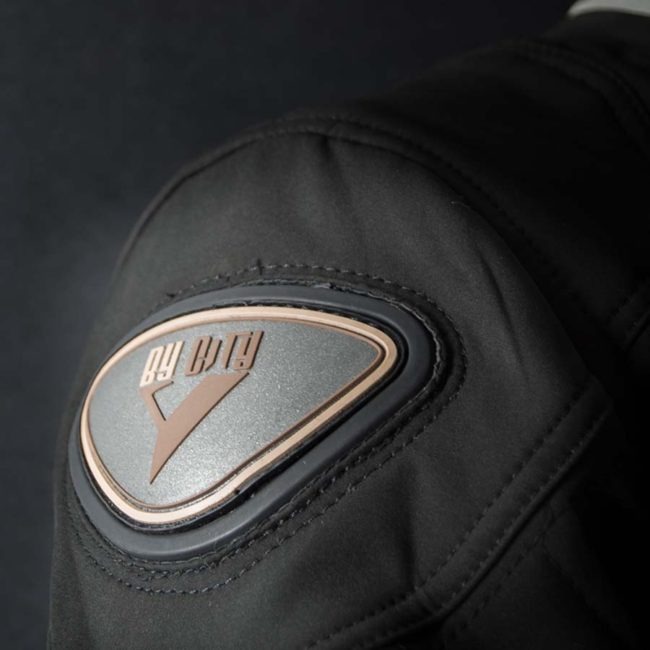 Chaqueta moto invierno cafe racer hombre style man detalle hombro